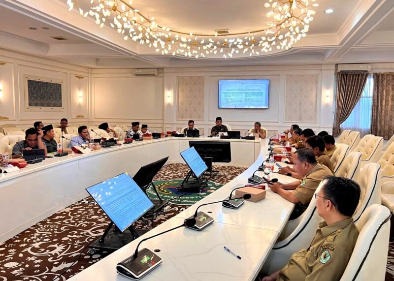 TAPD dan Badan Anggaran (Banggar) DPRD Pamekasan membahas
hasil evaluasi gubernur terhadap RAPBD 2026. (MOH. IQBALUL KHAVEI MZ / KLIKMADURA)