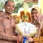 Kepala Dinkes Pamekasan dr. Saifudin menyerahkan hadiah kepada Kepala Puskesmas Pademawu dr. Jeni Novita Anggraini. (DOK. KLIKMADURA)