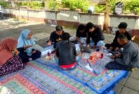 Sejumlah warga berkonsultasi dengan para aktivis di Posko Pengaduan BPJS Non-Aktif. (ISTIMEWA)