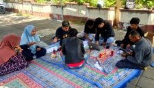 Sejumlah warga berkonsultasi dengan para aktivis di Posko Pengaduan BPJS Non-Aktif. (ISTIMEWA)