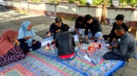 Sejumlah warga berkonsultasi dengan para aktivis di Posko Pengaduan BPJS Non-Aktif. (ISTIMEWA)