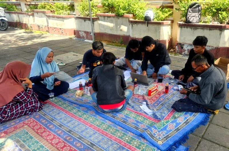 Sejumlah warga berkonsultasi dengan para aktivis di Posko Pengaduan BPJS Non-Aktif. (ISTIMEWA)