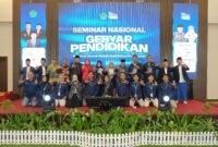 Kru Klik Madura foto bersama seluruh tamu undangan usai kegiatan Gebyar Pendidikan di Ballroom Azana Style, Pamekasan. (DOK. SINAR MULYA)