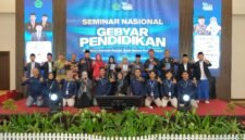 Kru Klik Madura foto bersama seluruh tamu undangan usai kegiatan Gebyar Pendidikan di Ballroom Azana Style, Pamekasan. (DOK. SINAR MULYA)