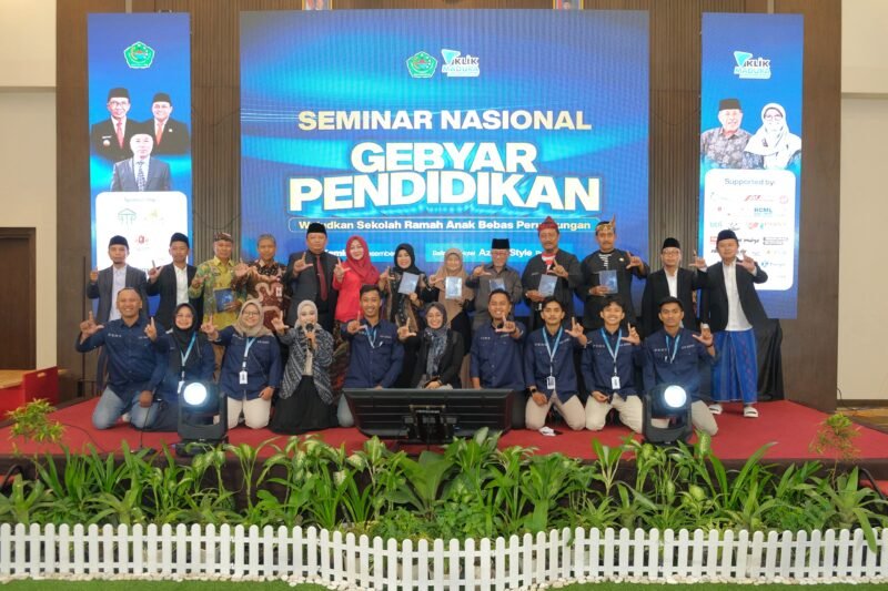 Kru Klik Madura foto bersama seluruh tamu undangan usai kegiatan Gebyar Pendidikan di Ballroom Azana Style, Pamekasan. (DOK. SINAR MULYA)