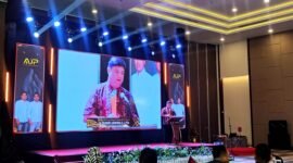 Owner RSIA Puri Bunda Madura, dr. Franky Ardhana Kawilarang, Sp.OG, M.Biomed saat menyampaikan sambutan usai menerima penghargaan. (DOK. KLIKMADURA)