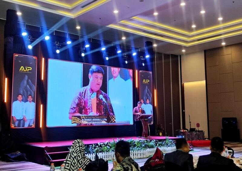 Owner RSIA Puri Bunda Madura, dr. Franky Ardhana Kawilarang, Sp.OG, M.Biomed saat menyampaikan sambutan usai menerima penghargaan. (DOK. KLIKMADURA)