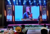 dr. Noni Dwi Fitriani mewakili pimpinan klinik, dr. Astrid Meya Shinta menyampaikan sambutan usai mendapat penghargaan. (KLIKMADURA)