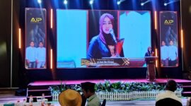 dr. Noni Dwi Fitriani mewakili pimpinan klinik, dr. Astrid Meya Shinta menyampaikan sambutan usai mendapat penghargaan. (KLIKMADURA)