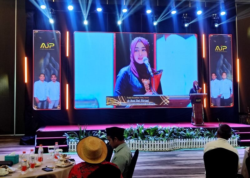 dr. Noni Dwi Fitriani mewakili pimpinan klinik, dr. Astrid Meya Shinta menyampaikan sambutan usai mendapat penghargaan. (KLIKMADURA)