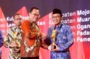 Bupati Pamekasan Dr. KH. Kholilurrahman saat menerima penghargaan IGA 2025 dari Kemendageri. (DOK. KLIKMADURA)