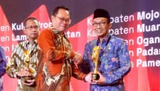 Bupati Pamekasan Dr. KH. Kholilurrahman saat menerima penghargaan IGA 2025 dari Kemendageri. (DOK. KLIKMADURA)