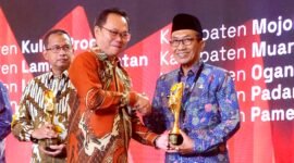 Bupati Pamekasan Dr. KH. Kholilurrahman saat menerima penghargaan IGA 2025 dari Kemendageri. (DOK. KLIKMADURA)