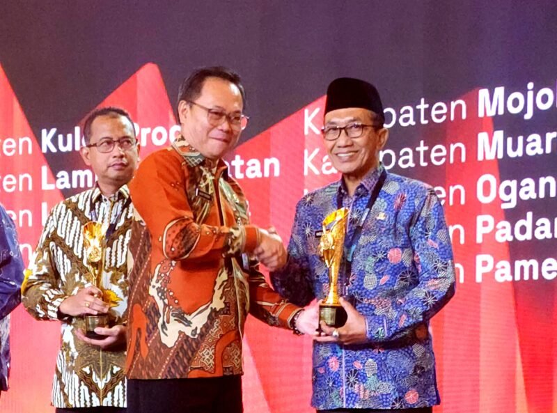 Bupati Pamekasan Dr. KH. Kholilurrahman saat menerima penghargaan IGA 2025 dari Kemendageri. (DOK. KLIKMADURA)