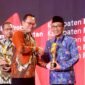 Bupati Pamekasan Dr. KH. Kholilurrahman saat menerima penghargaan IGA 2025 dari Kemendageri. (DOK. KLIKMADURA)