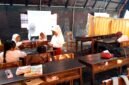 Siswa-siswi SDN Tamberu 2 belajar di bawah tenda milik BPBD Pamekasan lantaran sekolah mereka disegel warga yang mengaku pemilik lahan. (DOK. KLIKMADURA)