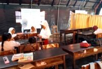 Siswa-siswi SDN Tamberu 2 belajar di bawah tenda milik BPBD Pamekasan lantaran sekolah mereka disegel warga yang mengaku pemilik lahan. (DOK. KLIKMADURA)