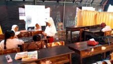 Siswa-siswi SDN Tamberu 2 belajar di bawah tenda milik BPBD Pamekasan lantaran sekolah mereka disegel warga yang mengaku pemilik lahan. (DOK. KLIKMADURA)