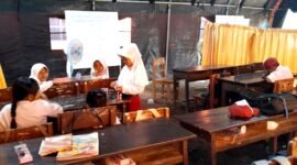 Siswa-siswi SDN Tamberu 2 belajar di bawah tenda milik BPBD Pamekasan lantaran sekolah mereka disegel warga yang mengaku pemilik lahan. (DOK. KLIKMADURA)