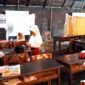Siswa-siswi SDN Tamberu 2 belajar di bawah tenda milik BPBD Pamekasan lantaran sekolah mereka disegel warga yang mengaku pemilik lahan. (DOK. KLIKMADURA)