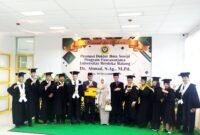 Rektor Universitas Islam Madura (UIM) Ahmad Asir foto bersama usai sidang terbuka. (DOK. KLIKMADURA)