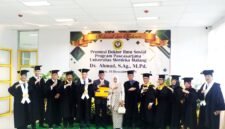 Rektor Universitas Islam Madura (UIM) Ahmad Asir foto bersama usai sidang terbuka. (DOK. KLIKMADURA)