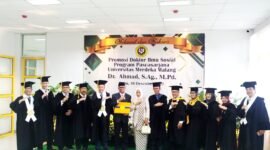 Rektor Universitas Islam Madura (UIM) Ahmad Asir foto bersama usai sidang terbuka. (DOK. KLIKMADURA)