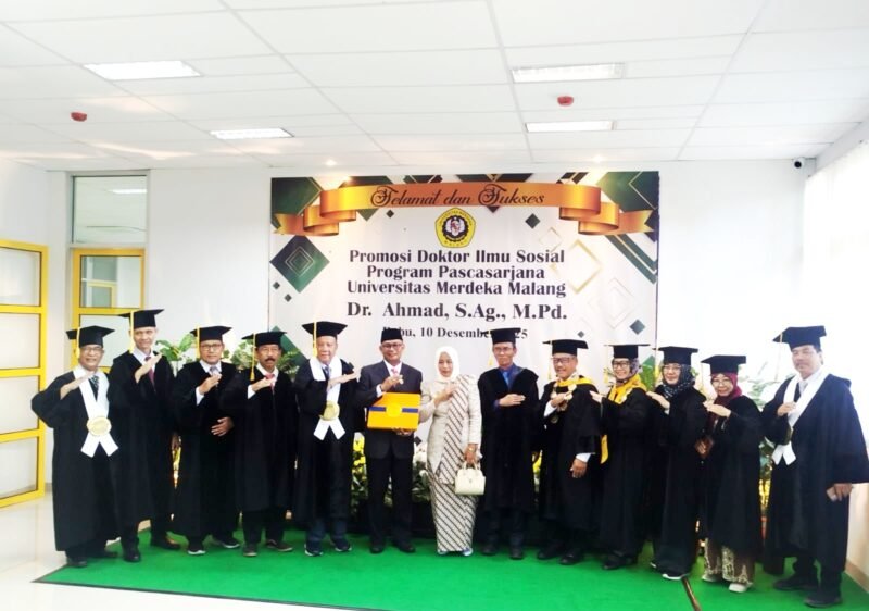 Rektor Universitas Islam Madura (UIM) Ahmad Asir foto bersama usai sidang terbuka. (DOK. KLIKMADURA)