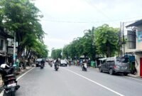 Pengendara melintas di Jalan Raya Kabupaten Pamekasan. (MOH. IQBALUL KHAVEI MZ / KLIKMADURA)