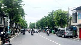 Pengendara melintas di Jalan Raya Kabupaten Pamekasan. (MOH. IQBALUL KHAVEI MZ / KLIKMADURA)