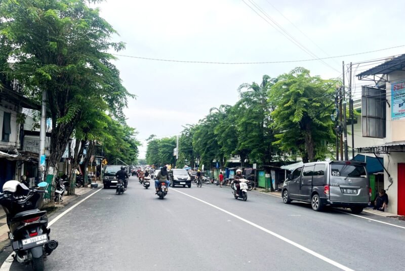 Pengendara melintas di Jalan Raya Kabupaten Pamekasan. (MOH. IQBALUL KHAVEI MZ / KLIKMADURA)