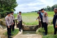 Personel kepolisian melihat TKP wafatnya perempuan berusia 24 tahun di Desa Klompang Barat, Kecamatan Pakong, Pamekasan. (ISTIMEWA)