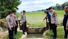 Personel kepolisian melihat TKP wafatnya perempuan berusia 24 tahun di Desa Klompang Barat, Kecamatan Pakong, Pamekasan. (ISTIMEWA)