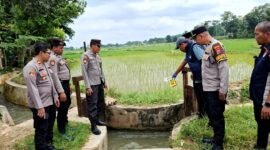 Personel kepolisian melihat TKP wafatnya perempuan berusia 24 tahun di Desa Klompang Barat, Kecamatan Pakong, Pamekasan. (ISTIMEWA)