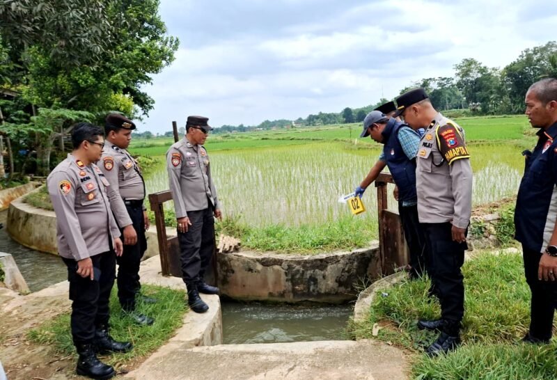 Personel kepolisian melihat TKP wafatnya perempuan berusia 24 tahun di Desa Klompang Barat, Kecamatan Pakong, Pamekasan. (ISTIMEWA)