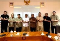 Wabup Pamekasan H. Sukriyanto (baju putih) didampingi Wakil Ketua DPRD Pamekasan Ismail foto bersama tim dari BPJS Kesehatan Pusat. (ISTIMEWA)