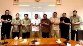 Wabup Pamekasan H. Sukriyanto (baju putih) didampingi Wakil Ketua DPRD Pamekasan Ismail foto bersama tim dari BPJS Kesehatan Pusat. (ISTIMEWA)