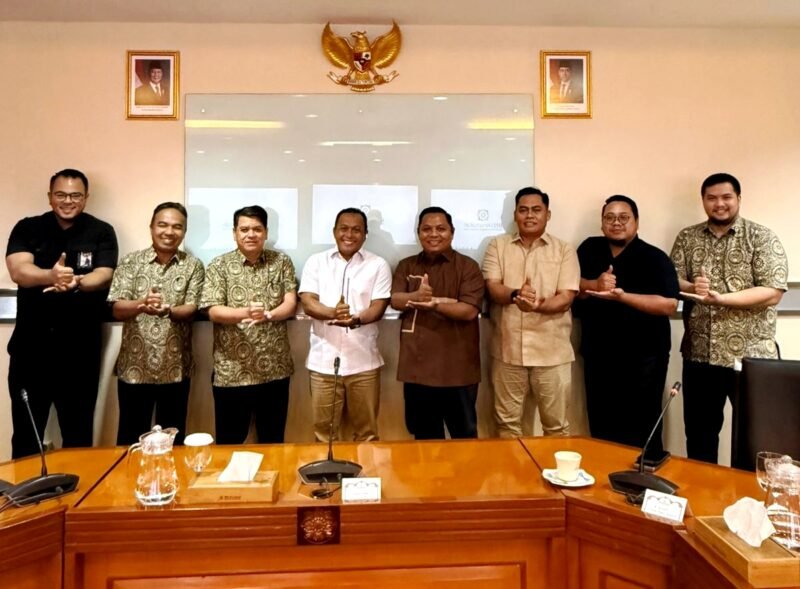 Wabup Pamekasan H. Sukriyanto (baju putih) didampingi Wakil Ketua DPRD Pamekasan Ismail foto bersama tim dari BPJS Kesehatan Pusat. (ISTIMEWA)