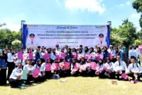 Sebanyak 30 pegawai foto bersama Kepala UPT Puskesmas Pademawu dr. Jeni Novita Anggraini usai dilantik jadi PPPK Paruh Waktu. (KLIKMADURA)