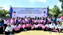 Sebanyak 30 pegawai foto bersama Kepala UPT Puskesmas Pademawu dr. Jeni Novita Anggraini usai dilantik jadi PPPK Paruh Waktu. (KLIKMADURA)