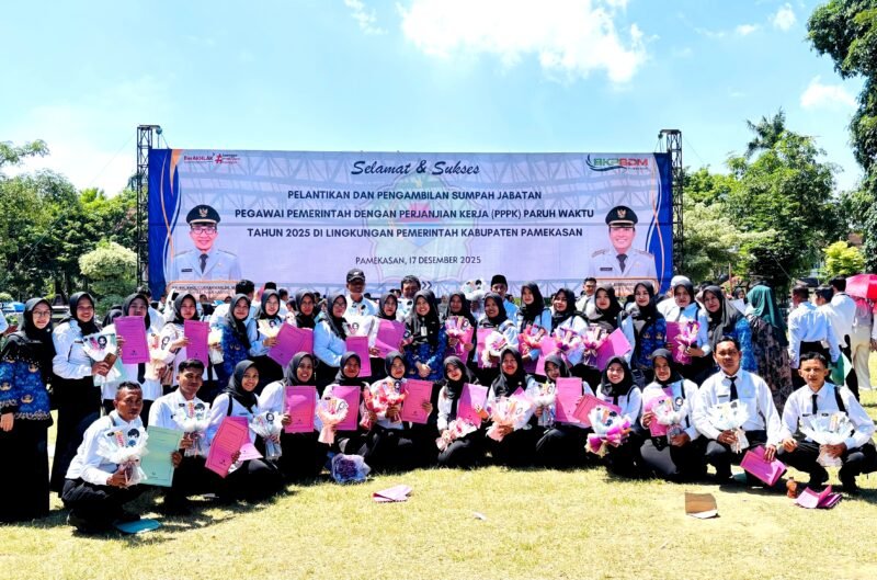 Sebanyak 30 pegawai foto bersama Kepala UPT Puskesmas Pademawu dr. Jeni Novita Anggraini usai dilantik jadi PPPK Paruh Waktu. (KLIKMADURA)