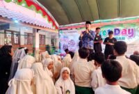 Pengawas SD Wilayah Kota Pamekasan Nurul Huda memberikan sambutan pada kegiatan class meeting SDI Al-Munawarah Pamekasan. (DOK. KLIK MADURA)
