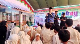 Pengawas SD Wilayah Kota Pamekasan Nurul Huda memberikan sambutan pada kegiatan class meeting SDI Al-Munawarah Pamekasan. (DOK. KLIK MADURA)