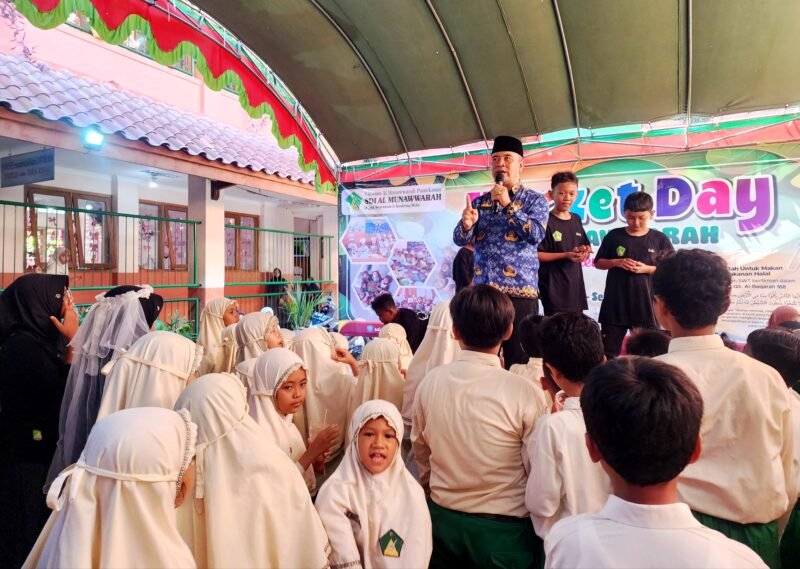 Pengawas SD Wilayah Kota Pamekasan Nurul Huda memberikan sambutan pada kegiatan class meeting SDI Al-Munawarah Pamekasan. (DOK. KLIK MADURA)