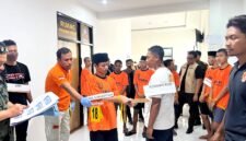 Suasana reka ulang kasus tawuran berdarah yang terjadi di depan Masjid Agung Pamekasan. (MOHAMMAD IQBALUL KHAVEI MZ / KLIKMADURA)