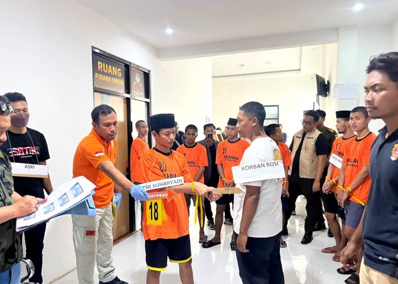 Suasana reka ulang kasus tawuran berdarah yang terjadi di depan Masjid Agung Pamekasan. (MOHAMMAD IQBALUL KHAVEI MZ / KLIKMADURA)