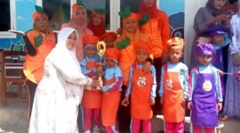 Kepala TK Plus Assyafiiyah, Nyai Hj. Hafsah Masduqie menyerahkan hadiah kepada pemenang Market Day. (SARI PURWATI / KLIKMADURA)