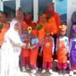 Kepala TK Plus Assyafiiyah, Nyai Hj. Hafsah Masduqie menyerahkan hadiah kepada pemenang Market Day. (SARI PURWATI / KLIKMADURA)