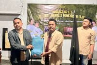 Pimpinan sidang Kongres XII, Prengki Wirananda (kanan) menyerahkan berkas hasil kongres kepada Ketua AJP terpilih M. Khairul Umam. 