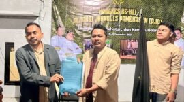 Pimpinan sidang Kongres XII, Prengki Wirananda (kanan) menyerahkan berkas hasil kongres kepada Ketua AJP terpilih M. Khairul Umam. 